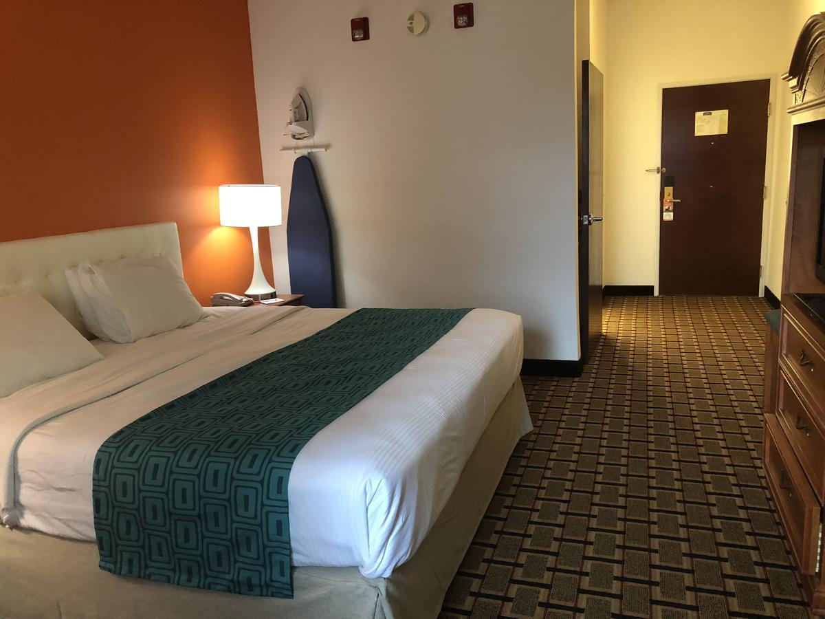 לואיוויל Howard Johnson By Wyndham Airport מראה חיצוני תמונה